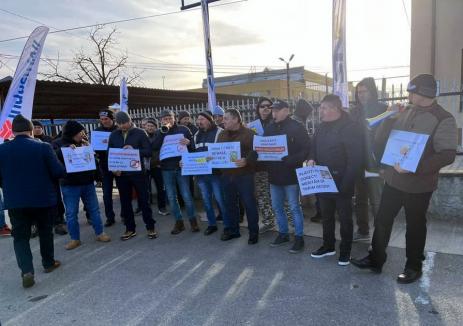 Sindicaliștii OMV Petrom de la Suplacu de Barcău au ieșit în stradă, cerând creșterea salariilor (FOTO)
