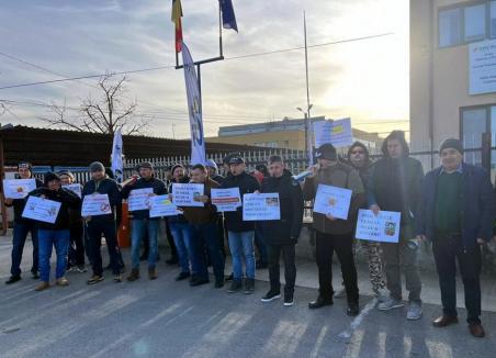Sindicaliștii OMV Petrom de la Suplacu de Barcău au ieșit în stradă, cerând creșterea salariilor (FOTO)