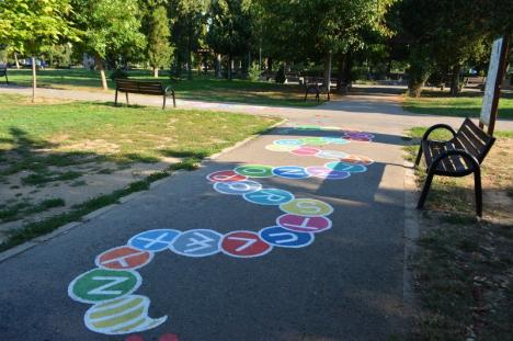 'Copilărie pe asfalt': O mămică pictează desene educative pe aleile din parcurile Oradiei (FOTO / VIDEO)
