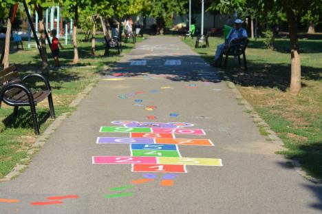 'Copilărie pe asfalt': O mămică pictează desene educative pe aleile din parcurile Oradiei (FOTO / VIDEO)