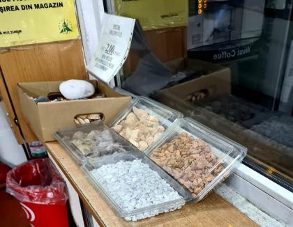 Ofertă tare: Un supermarket din Oradea vinde până și pietre clienților săi (FOTO)