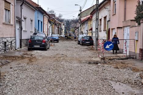 S-a prins ruşinea! Primarul Florin Birta a dispus ca străzile pline de noroaie din centrul Oradiei să fie acoperite cu piatră (FOTO)