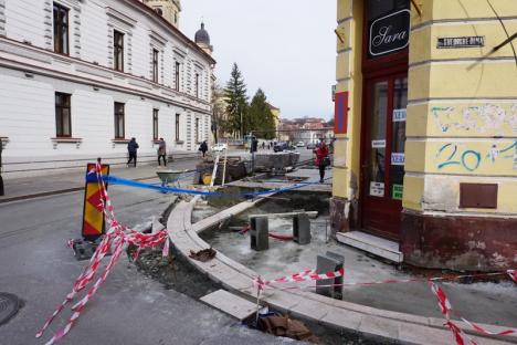 Constructorii au început pavarea cu porfir a trotuarului din strada Republicii (FOTO)