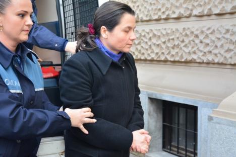 Universitara Adriana Pirte a ajuns în faţa judecătorilor: Parchetul Bihor a trimis-o în judecată pentru corupţie