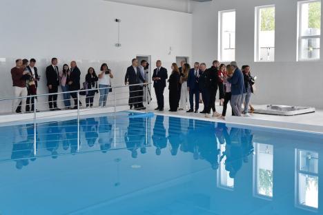 Piscină pentru poze: Bazinul de înot al proaspăt inauguratului Liceu Dual din Oradea nu poate fi folosit (FOTO)