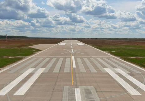 Aeroportul Oradea a finalizat prelungirea pistei la peste 2,5 kilometri: avioanele vor putea ateriza dinspre Nojorid chiar și în condiții de vizibilitate redusă (FOTO)