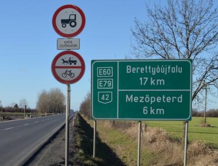 Pista de biciclete care leagă Oradea de Berettyóújfalu este întreruptă de… un stâlp