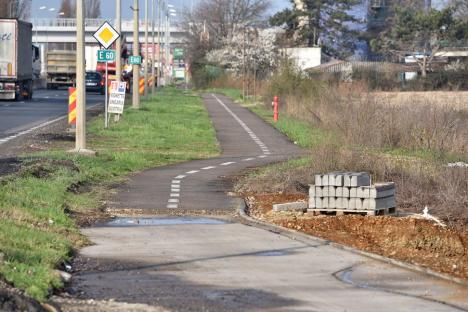 Pistă... în pană: Construită pe bani europeni, pista transfrontalieră pentru bicicliști arată jalnic. Numai la noi, nu și în Ungaria! (FOTO)