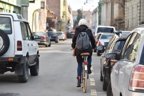 Cu roţile 'sparte': Oradea nu este un oraş prietenos cu bicicliştii, având piste puţine, întrerupte şi adesea ocupate de maşini (FOTO)