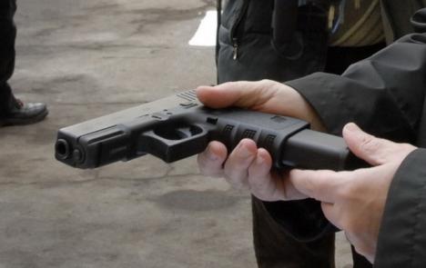 Pistol cu aer comprimat, găsit în faţa Casei Tineretului de un poliţist local