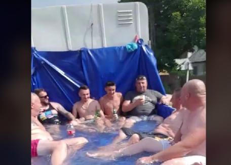 Distracție ca la „Bogați”: Mai mulți bărbați din Argeș s-au plimbat prin sat în piscina improvizată în bena unui camion (VIDEO)