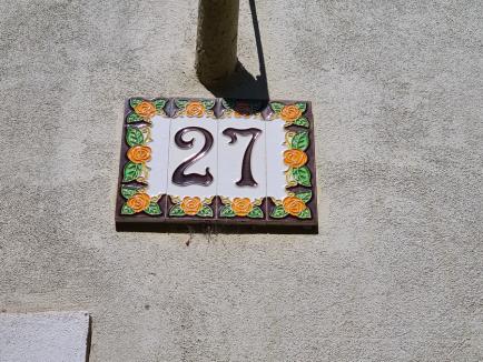 Jos pălăria! Orădenii de pe strada Iuliu Maniu își pun numere colorate la case (FOTO)