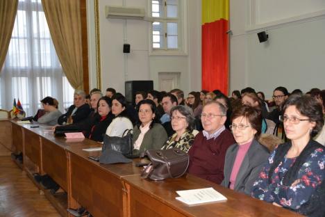 'Plagiatul este poluare intelectuală': Un profesor clujean a ţinut la Oradea o lecţie despre plagiat (FOTO)
