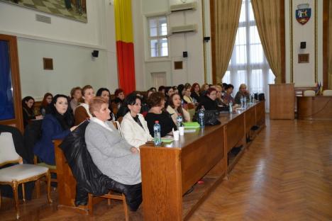 'Plagiatul este poluare intelectuală': Un profesor clujean a ţinut la Oradea o lecţie despre plagiat (FOTO)