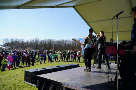 Au plantat și au cântat cu Direcția 5! Concert surpriză pentru cei peste 2.500 de voluntari care au făcut „o pădure de la zero” în Bihor (FOTO/VIDEO)