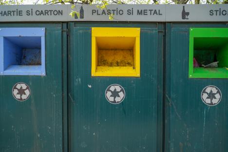 Ne enervează: Dacă vreți colectare selectivă în Oradea, curățați și platformele modulare! (FOTO)