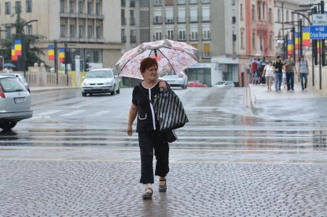 Atenţie, furtună! Cod galben de ploi şi vânt în Oradea şi alte câteva zeci de localităţi