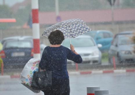 Codul galben de furtuni se prelungește în Bihor până luni seară