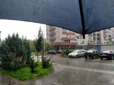 Vreme capricioasă tot weekend-ul în Bihor: averse, descărcări electrice şi, izolat, grindină!
