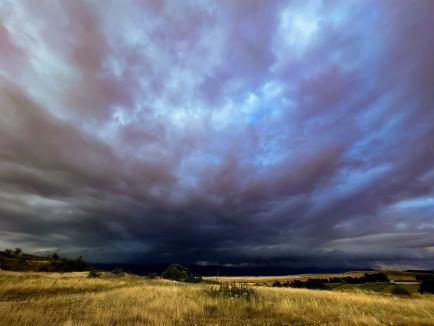 Vin furtunile în Bihor! Meteorologii anunță averse, vijelii și grindină  
