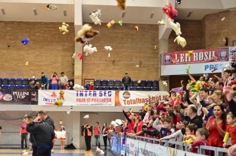 CSM U Oradea îşi invită fanii să strângă jucării de pluş şi rechizite pentru copiii orfani