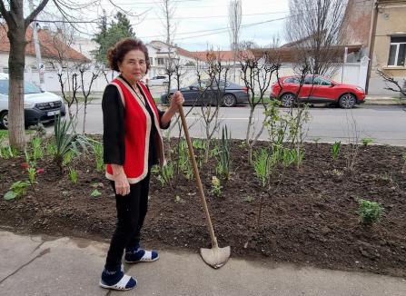 Fiți ca doamna Doina! La 91 de ani, o fostă învățătoare din Oradea îngrijește cu entuziasm spațiul verde din fața casei (FOTO)