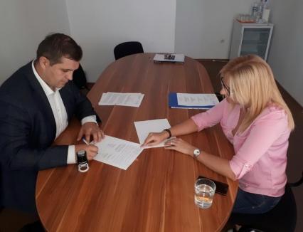 Primele contracte de finanţare prin PNDL 2 au fost semnate de primarii din Sînmartin şi Ineu