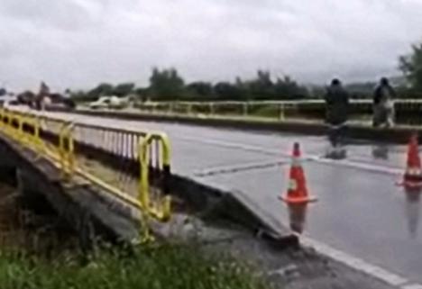 Pod surpat în Bihor din cauza ploilor: Circulația a fost deviată (FOTO / VIDEO)