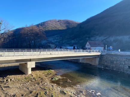 Prima investiție începută, finalizată și dată în funcțiune în mandatul lui Bolojan de CJ Bihor: un pod realizat din economiile de după concedieri (FOTO)