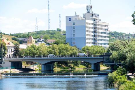 Circulația pe Podul Dacia din Oradea se va restricționa pentru spălarea balustradelor