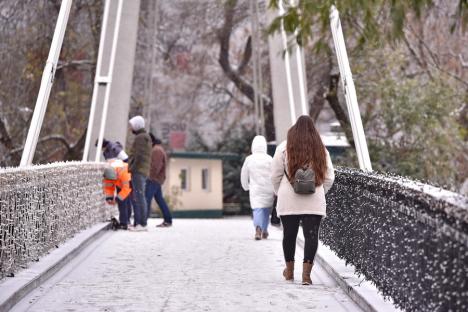 Unde-i încălzirea? Dotat cu sistem de dezgheț, Podul Intelectualilor a rămas... rece (FOTO)