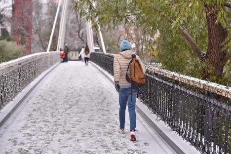 Unde-i încălzirea? Dotat cu sistem de dezgheț, Podul Intelectualilor a rămas... rece (FOTO)