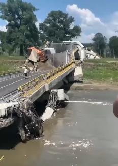 Un pod din România, recent reabilitat, s-a prăbușit cu un camion și o autoutilitară! (FOTO/VIDEO)