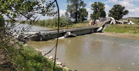 Un pod din România, recent reabilitat, s-a prăbușit cu un camion și o autoutilitară! (FOTO/VIDEO)