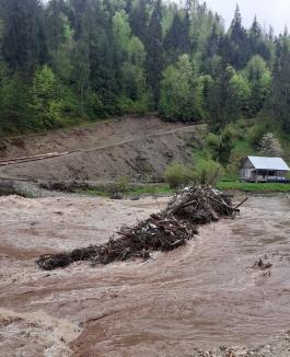 Zeci de familii din Arieșeni au rămas izolate după ce apele au distrus un pod