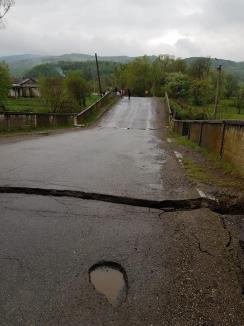 S-a prăbușit podul de legătură dintre DN1 și Valea Drăganului (FOTO)