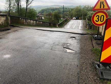 S-a prăbușit podul de legătură dintre DN1 și Valea Drăganului (FOTO)
