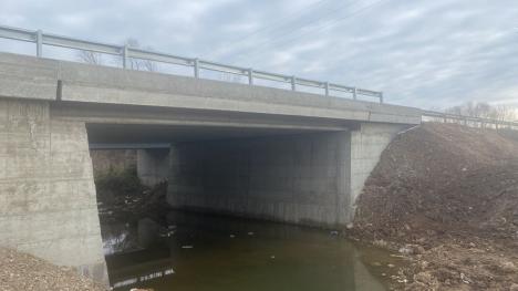 Circulația pe două poduri din Bihor se reia după ce unul a fost reconstruit, iar celălalt a trecut prin reparații capitale