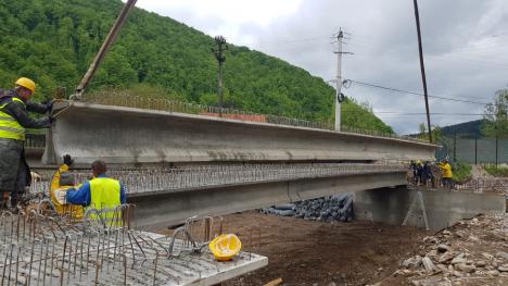 Prima „ispravă” a lui Bolojan la Județ: Construit din economiile de după concedieri, podul din Bulz peste Crișul Repede e aproape gata (FOTO)