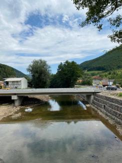 Prima „ispravă” a lui Bolojan la Județ: Construit din economiile de după concedieri, podul din Bulz peste Crișul Repede e aproape gata (FOTO)