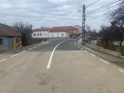 Circulația pe două poduri din Bihor se reia după ce unul a fost reconstruit, iar celălalt a trecut prin reparații capitale