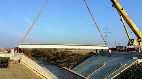 Se montează grinzile pe podul peste Peţa al noului drum de Sântandrei (FOTO)