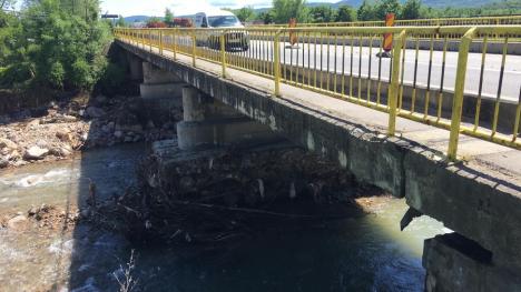 Podul „detonat”: O balastieră autorizată ilegal a provocat distrugerea podului de pe DN76. Statul plătește pagubele! (FOTO)
