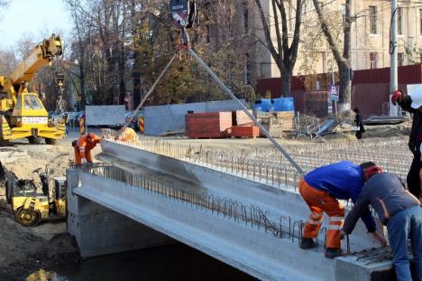 Termen: 1 Decembrie. Constructorii au montat grinzile podului din strada Universităţii din Oradea (FOTO)