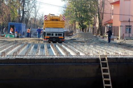 Termen: 1 Decembrie. Constructorii au montat grinzile podului din strada Universităţii din Oradea (FOTO)