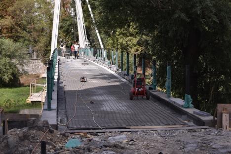 Podul Intelectualilor din Oradea va avea „încălzire în pardoseală”. Constructorii montează sistemul (FOTO)
