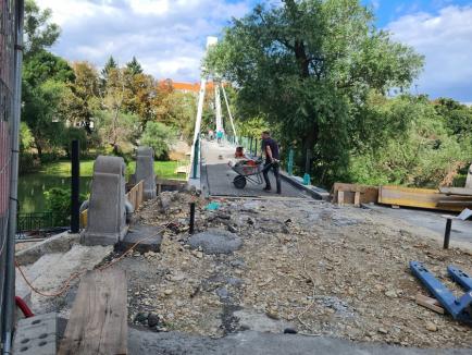 Podul Intelectualilor din Oradea va avea „încălzire în pardoseală”. Constructorii montează sistemul (FOTO)