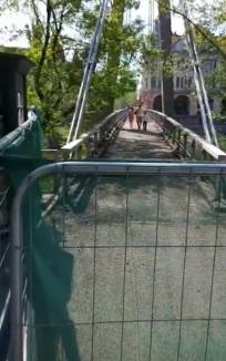 „Se pun singuri în pericol”: Mai mulți orădeni, prinși că treceau pe Podul Intelectualilor, închis pentru lucrări. Au mutat gardurile de protecție (FOTO / VIDEO)