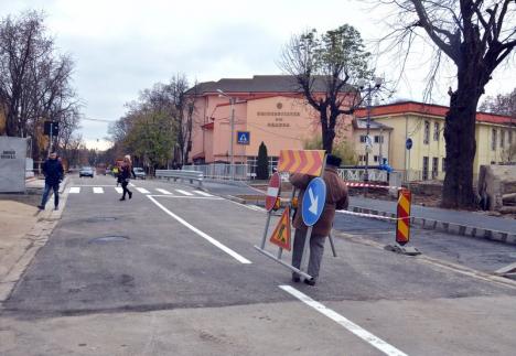 Podul peste Peța de lângă Universitatea din Oradea a fost deschis circulației, fără festivități (FOTO/VIDEO)