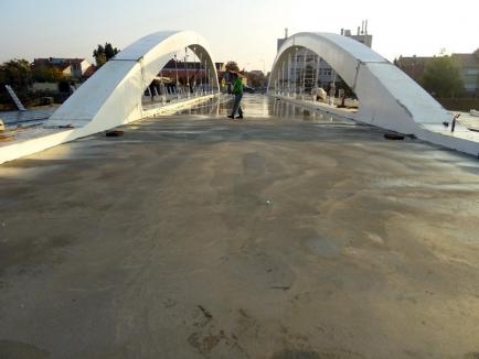 S-a turnat placa de beton. Podul Centenarului ar putea fi dat în folosinţă la sfârşitul lunii noiembrie (FOTO)